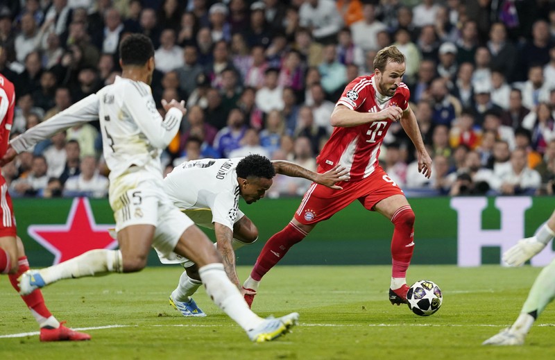 Joshua Kimmich dari Bayern Munich merayakan kemenangan setelah pertandingan melawan Real Madrid di Santiago Bernabeu, Madrid, Spanyol (7/4/2026). (REUTERS/Ana Beltran)