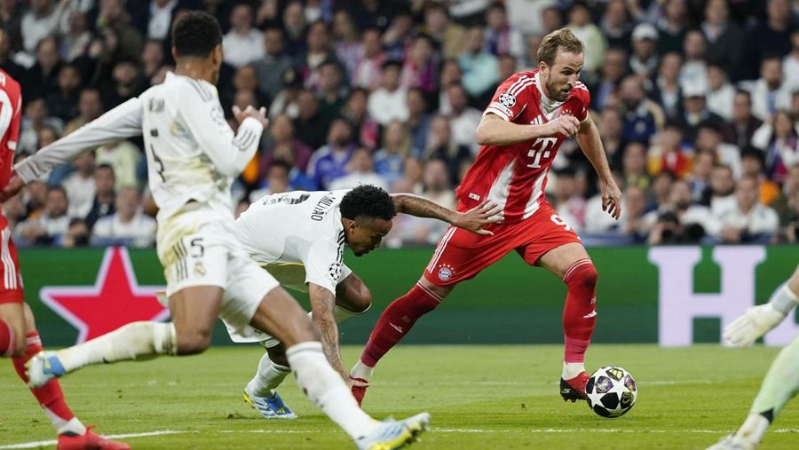 Joshua Kimmich dari Bayern Munich merayakan kemenangan setelah pertandingan melawan Real Madrid di Santiago Bernabeu, Madrid, Spanyol (7/4/2026). (REUTERS/Ana Beltran)