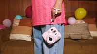 Selfie Bareng Tanpa Ribet Pegang Kamera, Fitur Baru Instax Ini Bantu Banget 