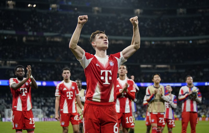 Joshua Kimmich dari Bayern Munich merayakan kemenangan setelah pertandingan melawan Real Madrid di Santiago Bernabeu, Madrid, Spanyol (7/4/2026). (REUTERS/Ana Beltran)