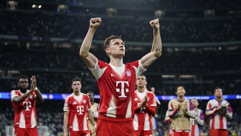 Joshua Kimmich dari Bayern Munich merayakan kemenangan setelah pertandingan melawan Real Madrid di Santiago Bernabeu, Madrid, Spanyol (7/4/2026). (REUTERS/Ana Beltran)