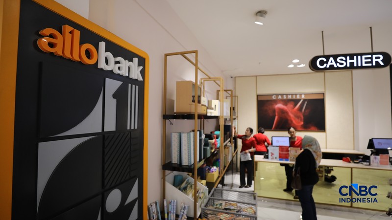 Karyawan melayani customer saat berbelanja di METRO Department Store Margo City, Depok, Jawa Barat, Rabu (8/4/2026).  (CNBC Indonesia/Tri Susilo)