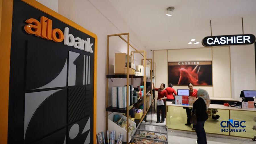 Karyawan melayani customer saat berbelanja di METRO Department Store Margo City, Depok, Jawa Barat, Rabu (8/4/2026).  (CNBC Indonesia/Tri Susilo)