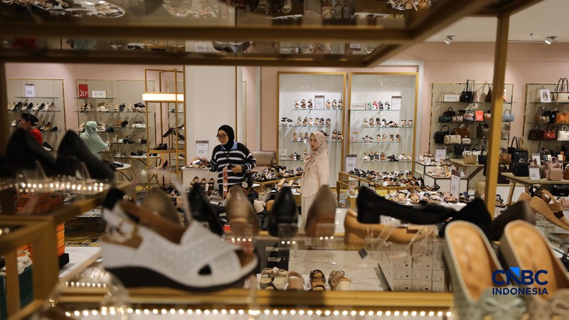 Karyawan melayani customer saat berbelanja di METRO Department Store Margo City, Depok, Jawa Barat, Rabu (8/4/2026).  (CNBC Indonesia/Tri Susilo)