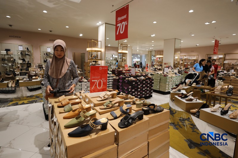 Karyawan melayani customer saat berbelanja di METRO Department Store Margo City, Depok, Jawa Barat, Rabu (8/4/2026).  (CNBC Indonesia/Tri Susilo)