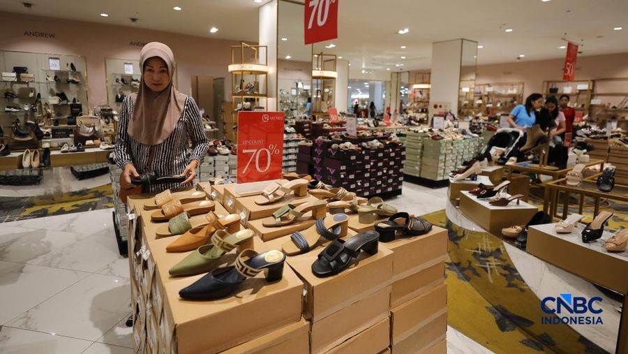 Karyawan melayani customer saat berbelanja di METRO Department Store Margo City, Depok, Jawa Barat, Rabu (8/4/2026).  (CNBC Indonesia/Tri Susilo)
