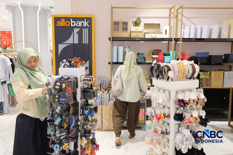 Karyawan melayani customer saat berbelanja di METRO Department Store Margo City, Depok, Jawa Barat, Rabu (8/4/2026).  (CNBC Indonesia/Tri Susilo)