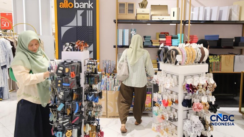 Karyawan melayani customer saat berbelanja di METRO Department Store Margo City, Depok, Jawa Barat, Rabu (8/4/2026).  (CNBC Indonesia/Tri Susilo)