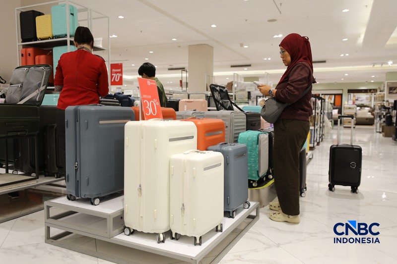 Karyawan melayani customer saat berbelanja di METRO Department Store Margo City, Depok, Jawa Barat, Rabu (8/4/2026).  (CNBC Indonesia/Tri Susilo)