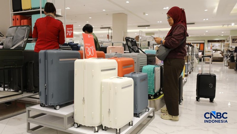 Karyawan melayani customer saat berbelanja di METRO Department Store Margo City, Depok, Jawa Barat, Rabu (8/4/2026).  (CNBC Indonesia/Tri Susilo)