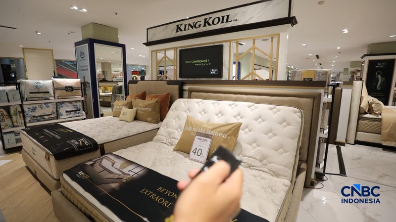 Karyawan melayani customer saat berbelanja di METRO Department Store Margo City, Depok, Jawa Barat, Rabu (8/4/2026).  (CNBC Indonesia/Tri Susilo)