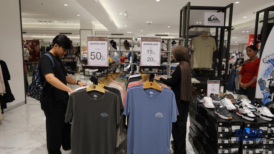 Karyawan melayani customer saat berbelanja di METRO Department Store Margo City, Depok, Jawa Barat, Rabu (8/4/2026).  (CNBC Indonesia/Tri Susilo)