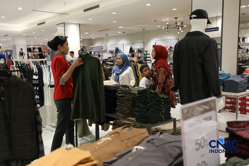 Karyawan melayani customer saat berbelanja di METRO Department Store Margo City, Depok, Jawa Barat, Rabu (8/4/2026).  (CNBC Indonesia/Tri Susilo)
