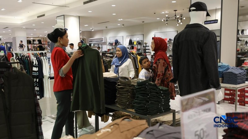 Karyawan melayani customer saat berbelanja di METRO Department Store Margo City, Depok, Jawa Barat, Rabu (8/4/2026).  (CNBC Indonesia/Tri Susilo)