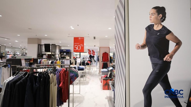 Karyawan melayani customer saat berbelanja di METRO Department Store Margo City, Depok, Jawa Barat, Rabu (8/4/2026).  (CNBC Indonesia/Tri Susilo)