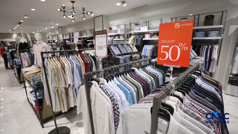 Karyawan melayani customer saat berbelanja di METRO Department Store Margo City, Depok, Jawa Barat, Rabu (8/4/2026).  (CNBC Indonesia/Tri Susilo)