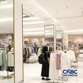 Karyawan melayani customer saat berbelanja di METRO Department Store Margo City, Depok, Jawa Barat, Rabu (8/4/2026). (CNBC Indonesia/Tri Susilo)