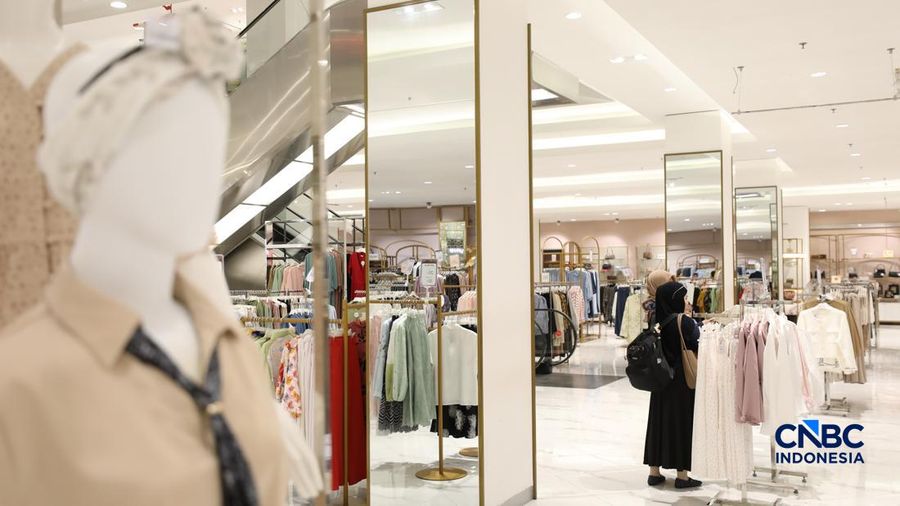 Karyawan melayani customer saat berbelanja di METRO Department Store Margo City, Depok, Jawa Barat, Rabu (8/4/2026). (CNBC Indonesia/Tri Susilo)