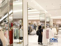 Karyawan melayani customer saat berbelanja di METRO Department Store Margo City, Depok, Jawa Barat, Rabu (8/4/2026). (CNBC Indonesia/Tri Susilo)