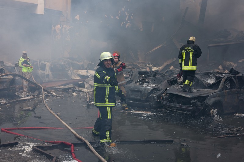 Keruakan usai serangan Israel di Beirut, Lebanon, Rabu (8/4/2026). (REUTERS/Mohamed Azakir)