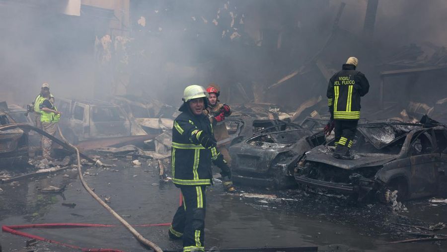 Keruakan usai serangan Israel di Beirut, Lebanon, Rabu (8/4/2026). (REUTERS/Mohamed Azakir)