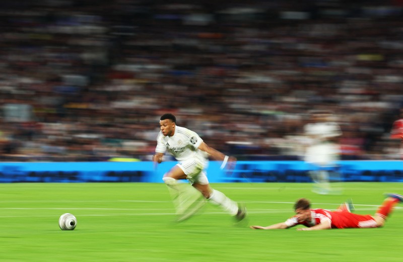 Joshua Kimmich dari Bayern Munich merayakan kemenangan setelah pertandingan melawan Real Madrid di Santiago Bernabeu, Madrid, Spanyol (7/4/2026). (REUTERS/Ana Beltran)