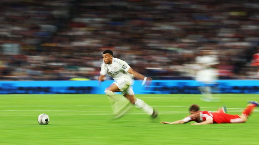 Joshua Kimmich dari Bayern Munich merayakan kemenangan setelah pertandingan melawan Real Madrid di Santiago Bernabeu, Madrid, Spanyol (7/4/2026). (REUTERS/Ana Beltran)