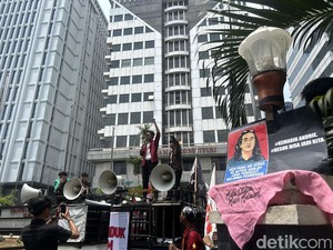 Mahasiswa Demo di MK, Tuntut Kasus Andrie Yunus Dibawa ke Peradilan Umum