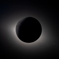 Matahari tertutupi sepenuhnya oleh Bulan selama penerbangan lintas Bulan oleh awak Artemis II, 7 April 2026. (NASA/Handout via REUTERS)