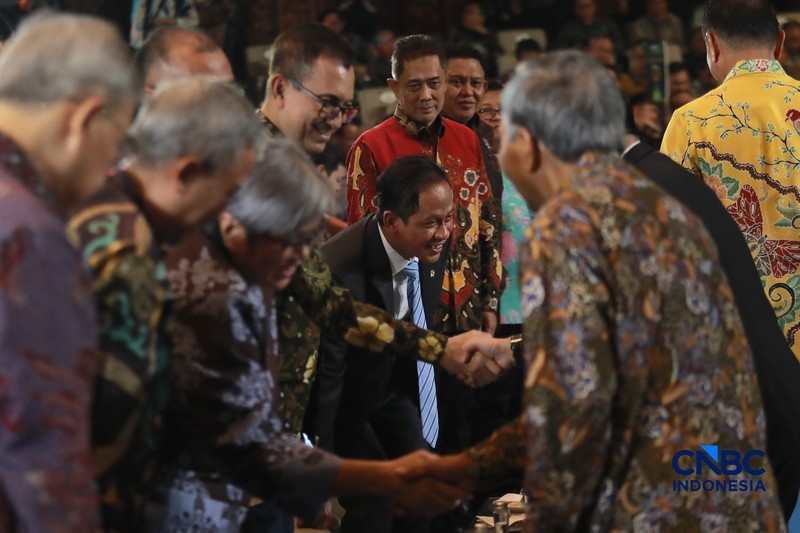 Menteri Lingkungan Hidup/Kepala Badan Badan Pengendalian Lingkungan Hidup, Hanif Faisol Nurofiq menyampaikan arahan dalam acara Anugrerah Lingkungan Proper di Sasono Langen Budoyo, TMII, Jakarta, Selasa (7/4/2026). (CNBC Indonesia/Tri Susilo)