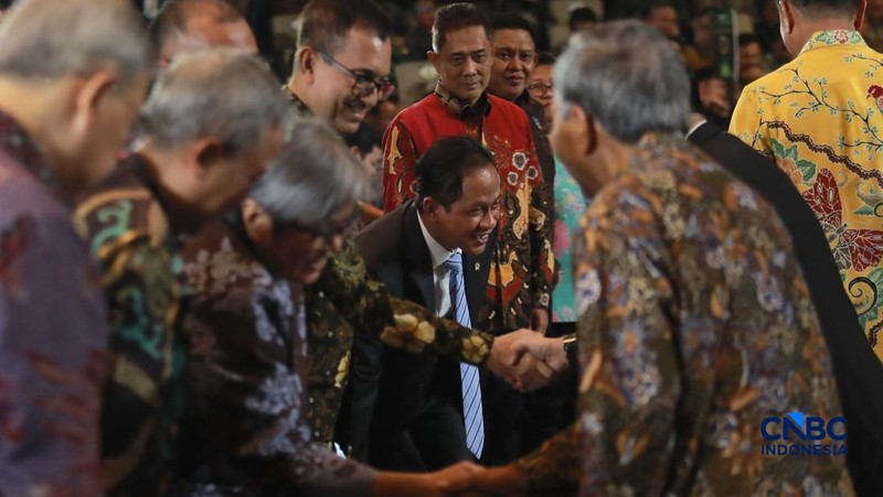 Menteri Lingkungan Hidup/Kepala Badan Badan Pengendalian Lingkungan Hidup, Hanif Faisol Nurofiq menyampaikan arahan dalam acara Anugrerah Lingkungan Proper di Sasono Langen Budoyo, TMII, Jakarta, Selasa (7/4/2026). (CNBC Indonesia/Tri Susilo)