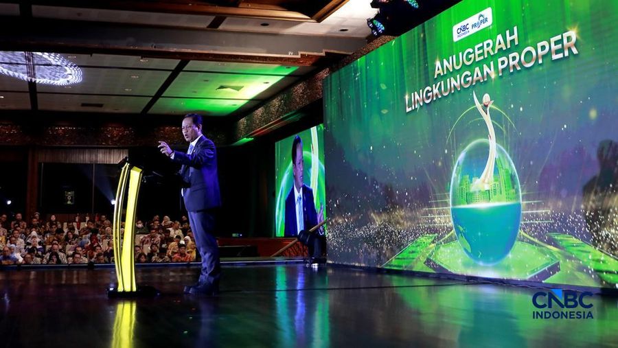 Menteri Lingkungan Hidup/Kepala Badan Badan Pengendalian Lingkungan Hidup, Hanif Faisol Nurofiq menyampaikan arahan dalam acara Anugrerah Lingkungan Proper di Sasono Langen Budoyo, TMII, Jakarta, Selasa (7/4/2026). (CNBC Indonesia/Tri Susilo)
