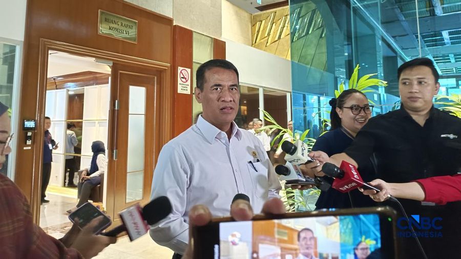 Menteri Pertanian (Mentan) Amran Sulaiman saat ditemui usai rapat di Kompleks Parlemen, Jakarta, Rabu (8/4/2026). (CNBC Indonesia/Martyasari Rizky)