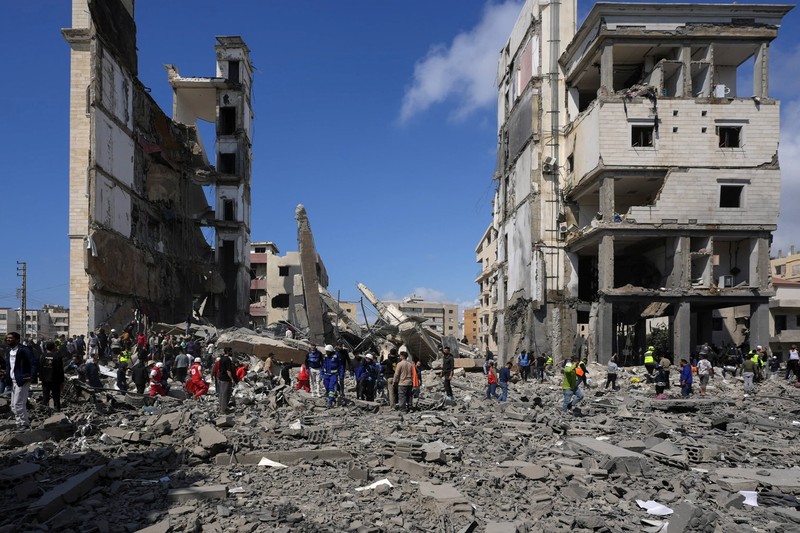 Petugas pemadam kebakaran berupaya memadamkan api setelah serangan Israel di lingkungan Corniche al-Mazraa di Beirut pada 8 April 2026. (Photo by Ibrahim AMRO / AFP)