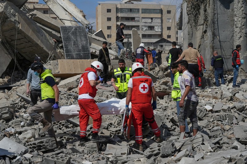 Petugas pemadam kebakaran berupaya memadamkan api setelah serangan Israel di lingkungan Corniche al-Mazraa di Beirut pada 8 April 2026. (Photo by Ibrahim AMRO / AFP)