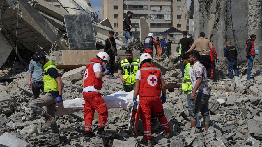 Petugas pemadam kebakaran berupaya memadamkan api setelah serangan Israel di lingkungan Corniche al-Mazraa di Beirut pada 8 April 2026. (Photo by Ibrahim AMRO / AFP)