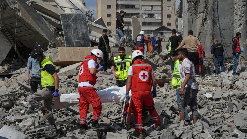 Petugas pemadam kebakaran berupaya memadamkan api setelah serangan Israel di lingkungan Corniche al-Mazraa di Beirut pada 8 April 2026. (Photo by Ibrahim AMRO / AFP)