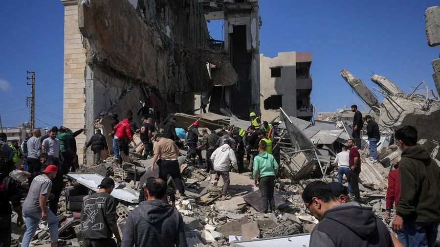 Petugas pemadam kebakaran berupaya memadamkan api setelah serangan Israel di lingkungan Corniche al-Mazraa di Beirut pada 8 April 2026. (Photo by Ibrahim AMRO / AFP)