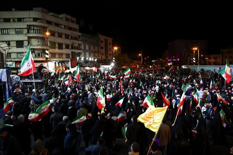 Orang-orang berkumpul setelah gencatan senjata selama dua minggu dalam perang Iran diumumkan, di Teheran, Iran, 8 April 2026. (Majid Asgaripour/WANA (West Asia News Agency) via REUTERS)