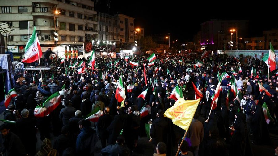 Orang-orang berkumpul setelah gencatan senjata selama dua minggu dalam perang Iran diumumkan, di Teheran, Iran, 8 April 2026. (Majid Asgaripour/WANA (West Asia News Agency) via REUTERS)