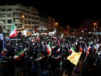 Orang-orang berkumpul setelah gencatan senjata selama dua minggu dalam perang Iran diumumkan, di Teheran, Iran, 8 April 2026. (Majid Asgaripour/WANA (West Asia News Agency) via REUTERS)