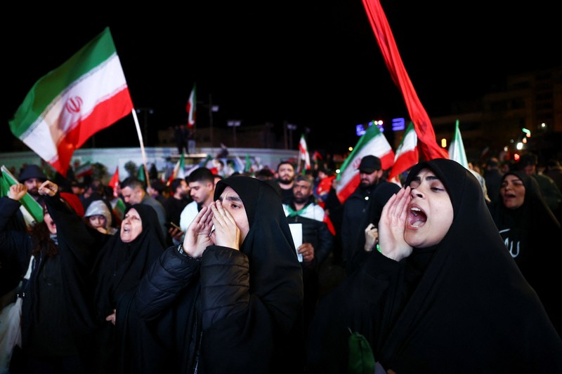 Orang-orang berkumpul setelah gencatan senjata selama dua minggu dalam perang Iran diumumkan, di Teheran, Iran, 8 April 2026. (Majid Asgaripour/WANA (West Asia News Agency) via REUTERS)