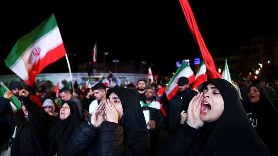 Orang-orang berkumpul setelah gencatan senjata selama dua minggu dalam perang Iran diumumkan, di Teheran, Iran, 8 April 2026. (Majid Asgaripour/WANA (West Asia News Agency) via REUTERS)