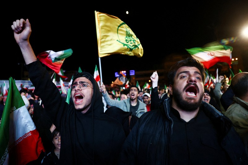 Orang-orang berkumpul setelah gencatan senjata selama dua minggu dalam perang Iran diumumkan, di Teheran, Iran, 8 April 2026. (Majid Asgaripour/WANA (West Asia News Agency) via REUTERS)