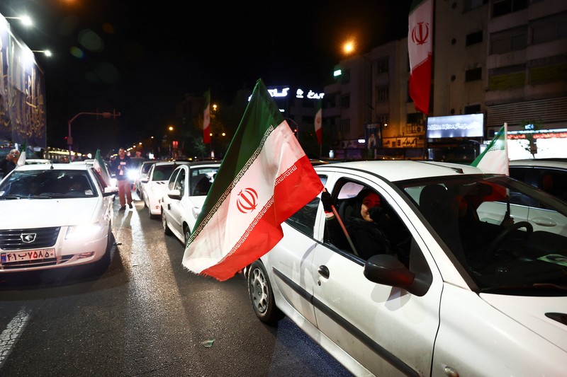 Orang-orang berkumpul setelah gencatan senjata selama dua minggu dalam perang Iran diumumkan, di Teheran, Iran, 8 April 2026. (Majid Asgaripour/WANA (West Asia News Agency) via REUTERS)