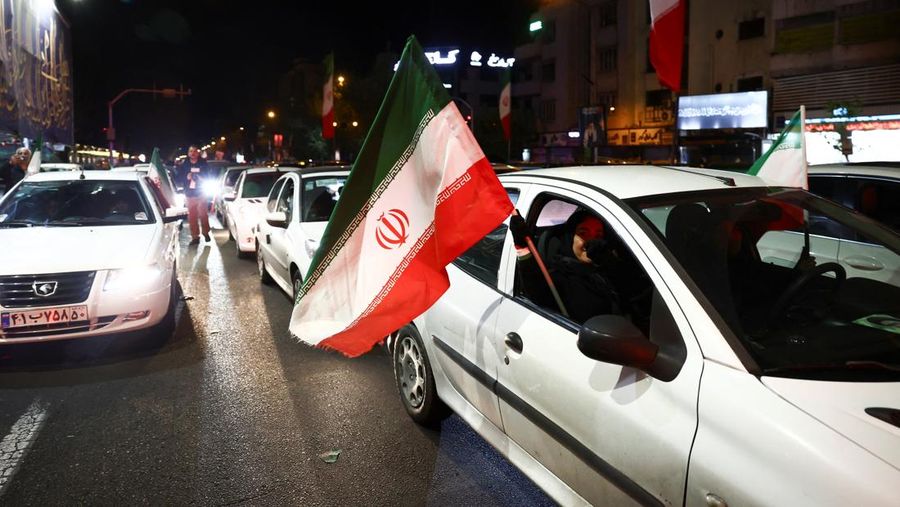 Orang-orang berkumpul setelah gencatan senjata selama dua minggu dalam perang Iran diumumkan, di Teheran, Iran, 8 April 2026. (Majid Asgaripour/WANA (West Asia News Agency) via REUTERS)