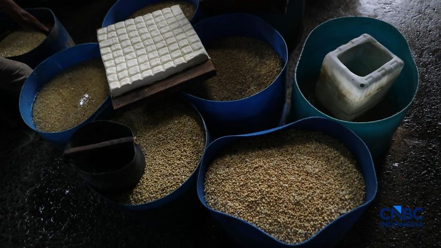 Pekerja membuat tahu berbahan kedelai impor di Kawasan Duren Tiga, Jakarta, Rabu (8/4/2026). (CNBC Indonesia/Muhammad Sabki)