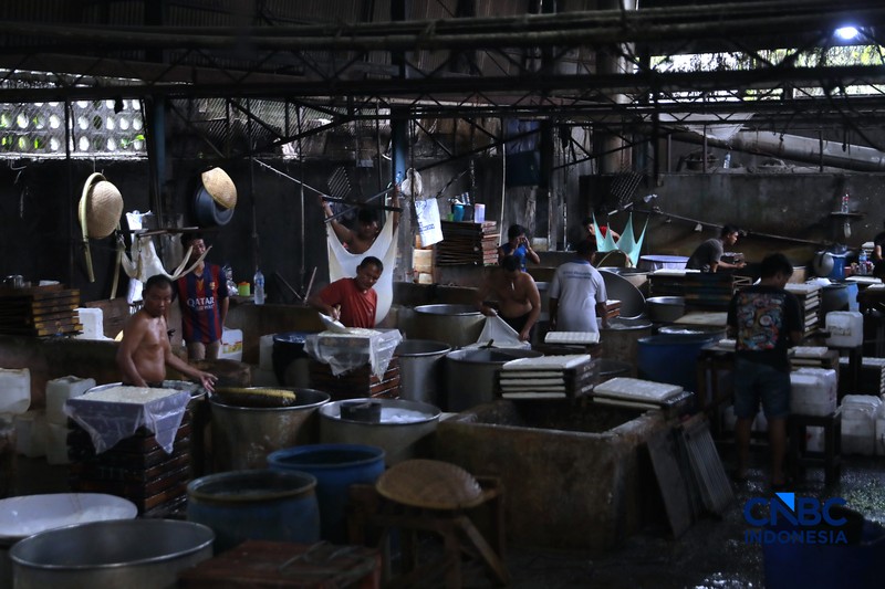Pekerja membuat tahu berbahan kedelai impor di Kawasan Duren Tiga, Jakarta, Rabu (8/4/2026). (CNBC Indonesia/Muhammad Sabki)