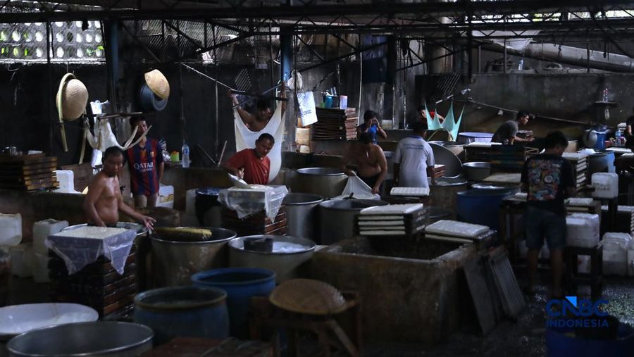 Pekerja membuat tahu berbahan kedelai impor di Kawasan Duren Tiga, Jakarta, Rabu (8/4/2026). (CNBC Indonesia/Muhammad Sabki)