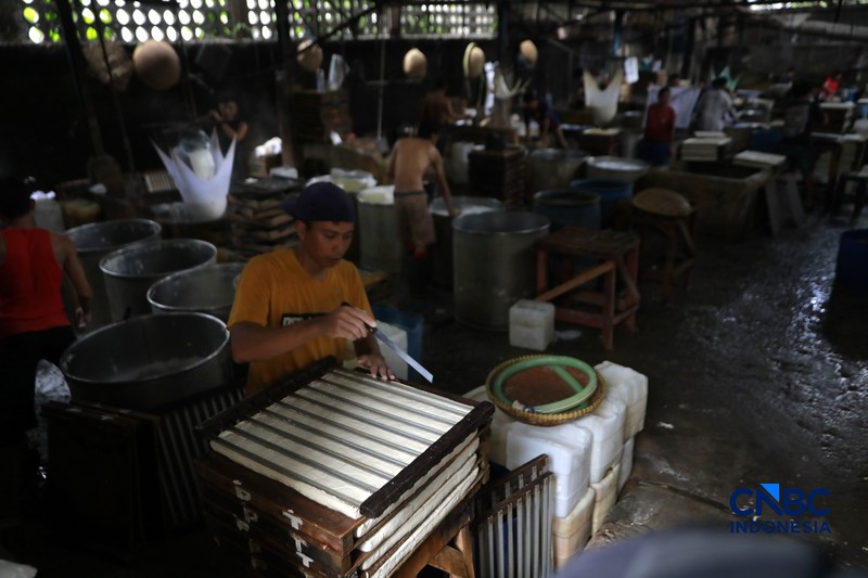 Pekerja membuat tahu berbahan kedelai impor di Kawasan Duren Tiga, Jakarta, Rabu (8/4/2026). (CNBC Indonesia/Muhammad Sabki)